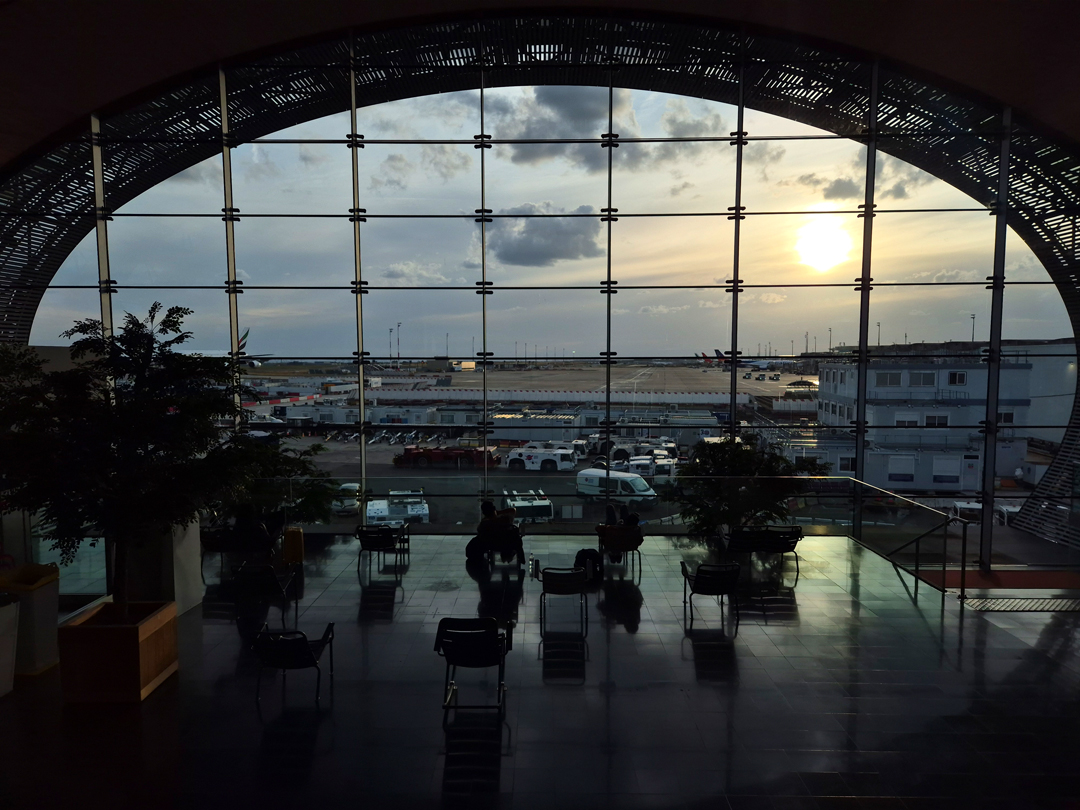 프랑스 파리 샤를드골공항 제2터미널 저녁 노을 풍경