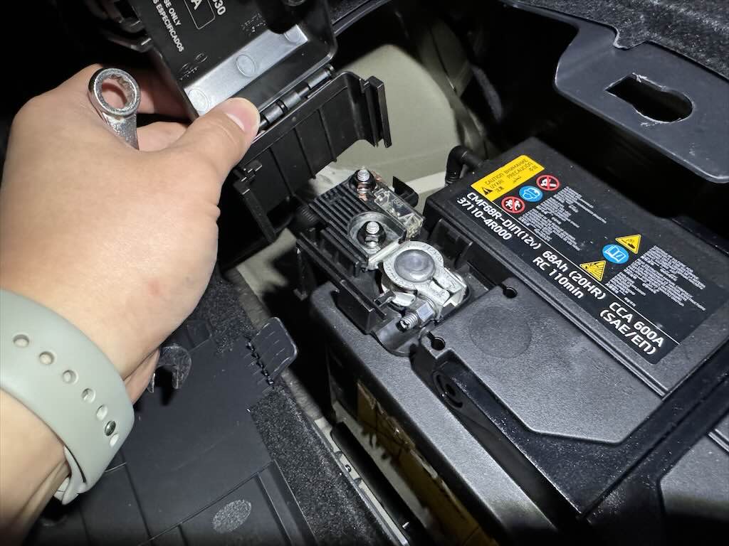 (+)극-커버-장착하는-모습