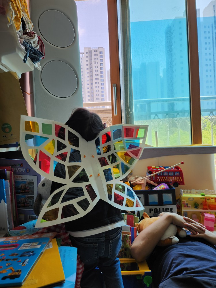 나비 날개를 멘 아이 뒷모습