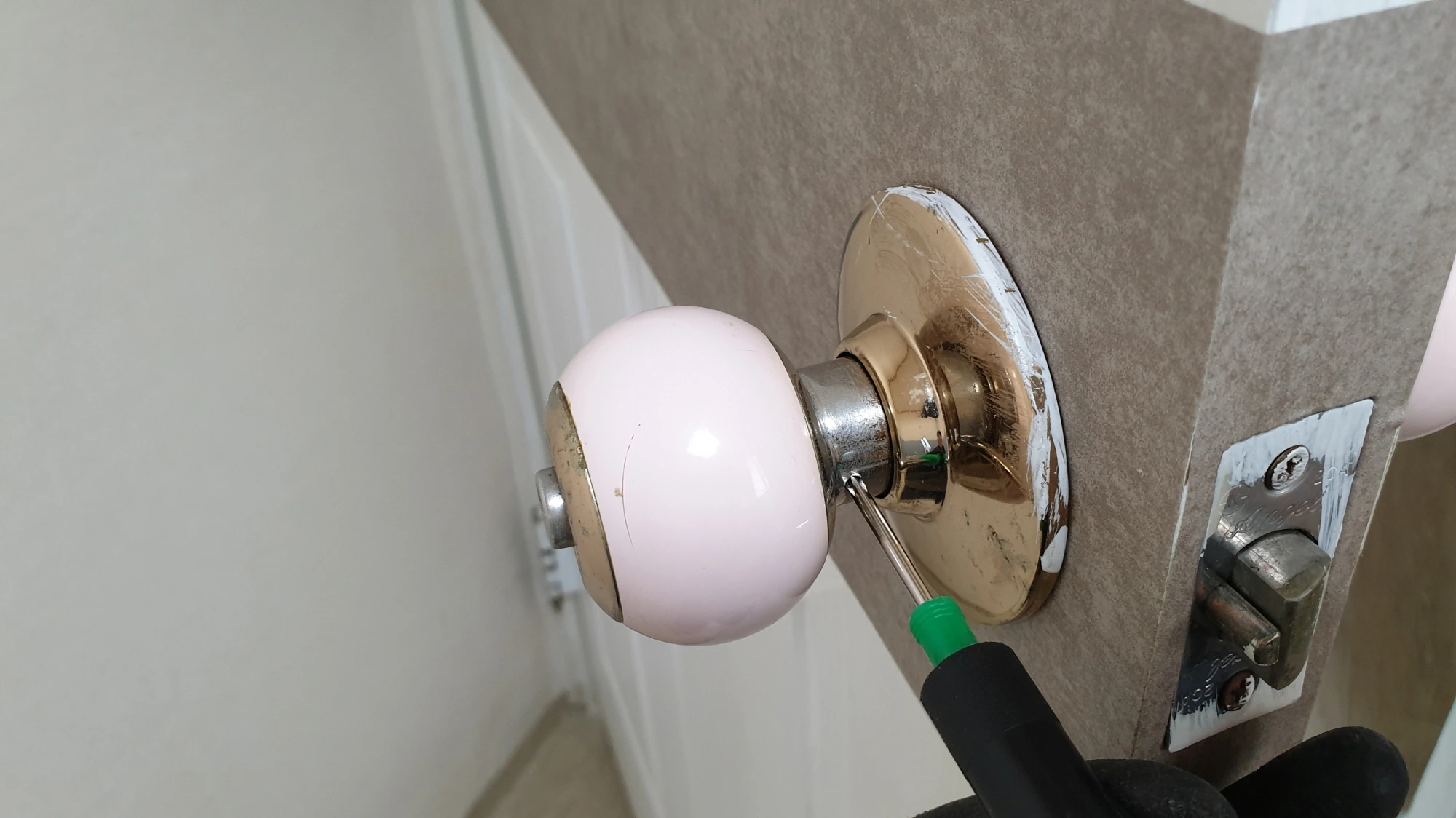 구형 방문 손잡이 빼는 모습