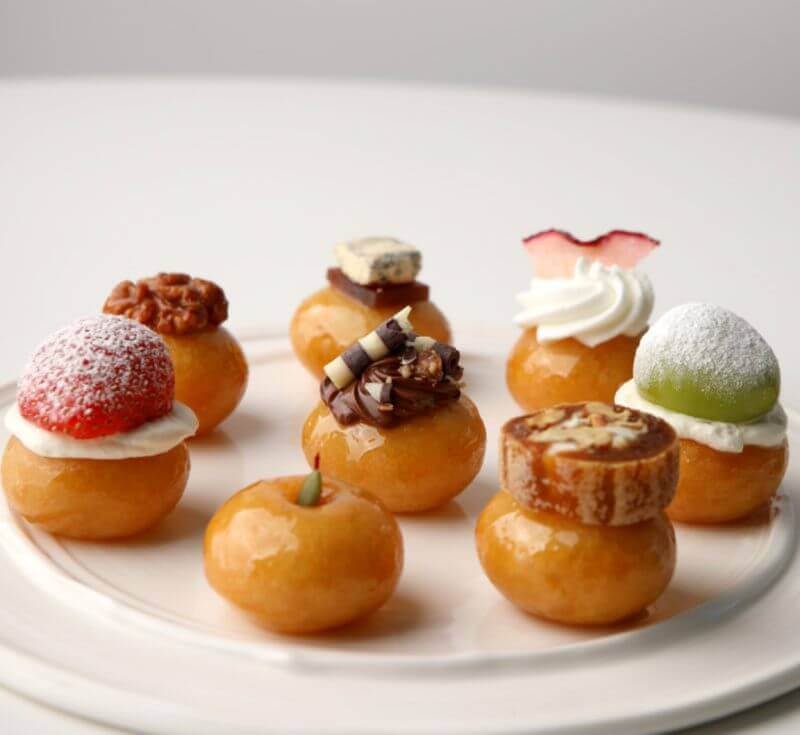 개성주악이 여러 개 접시에 담긴 모습