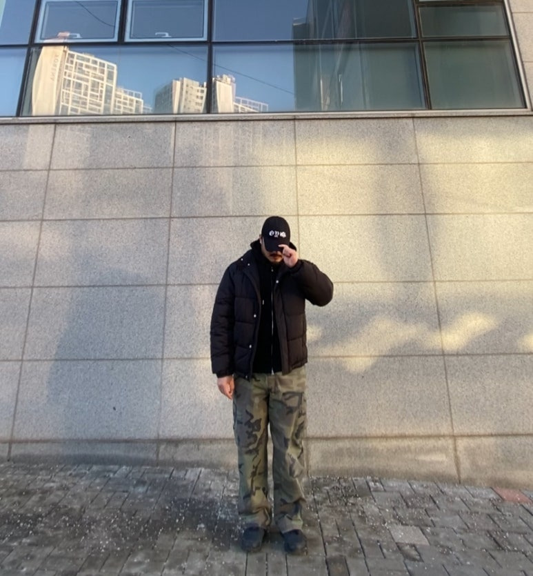 데일리룩('26.1.21.)오와이 빈티지 레터링 볼캡, 무신사스탠다드 보아 후드티, 바스틱 점퍼 숏패딩, 플루크 밀리터리 카모 와이드 카고 팬츠, 뉴발란스 410V5 트레일 올블랙