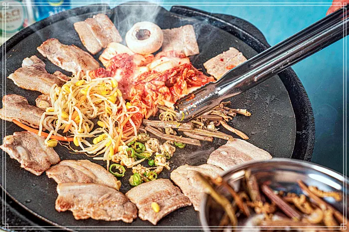 생방송 오늘저녁 수원 인계동 수십가지 반찬&#44; 레트로 옛날 학교 교실 분위기&#44; 냉동 삼겹살 맛집