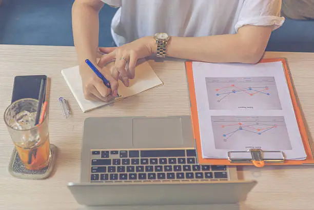 스마트폰 대신 연필 — 디지털 미니멀리즘 첫날의 감정 드로잉