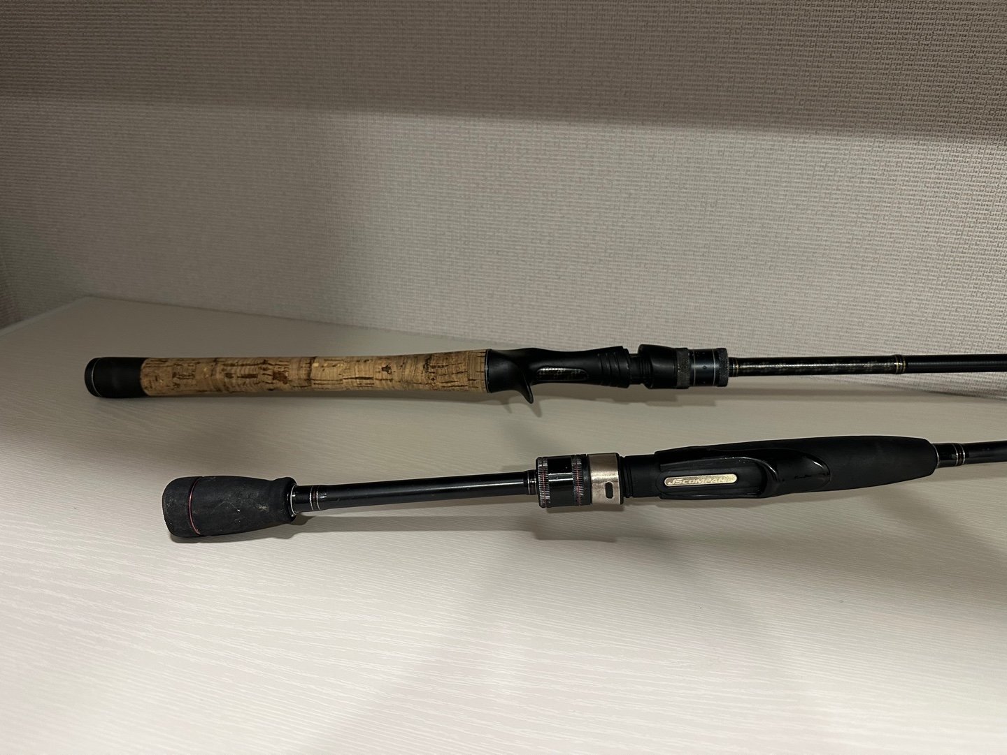 베이트 로드(위)와 스피닝 로드(아래)