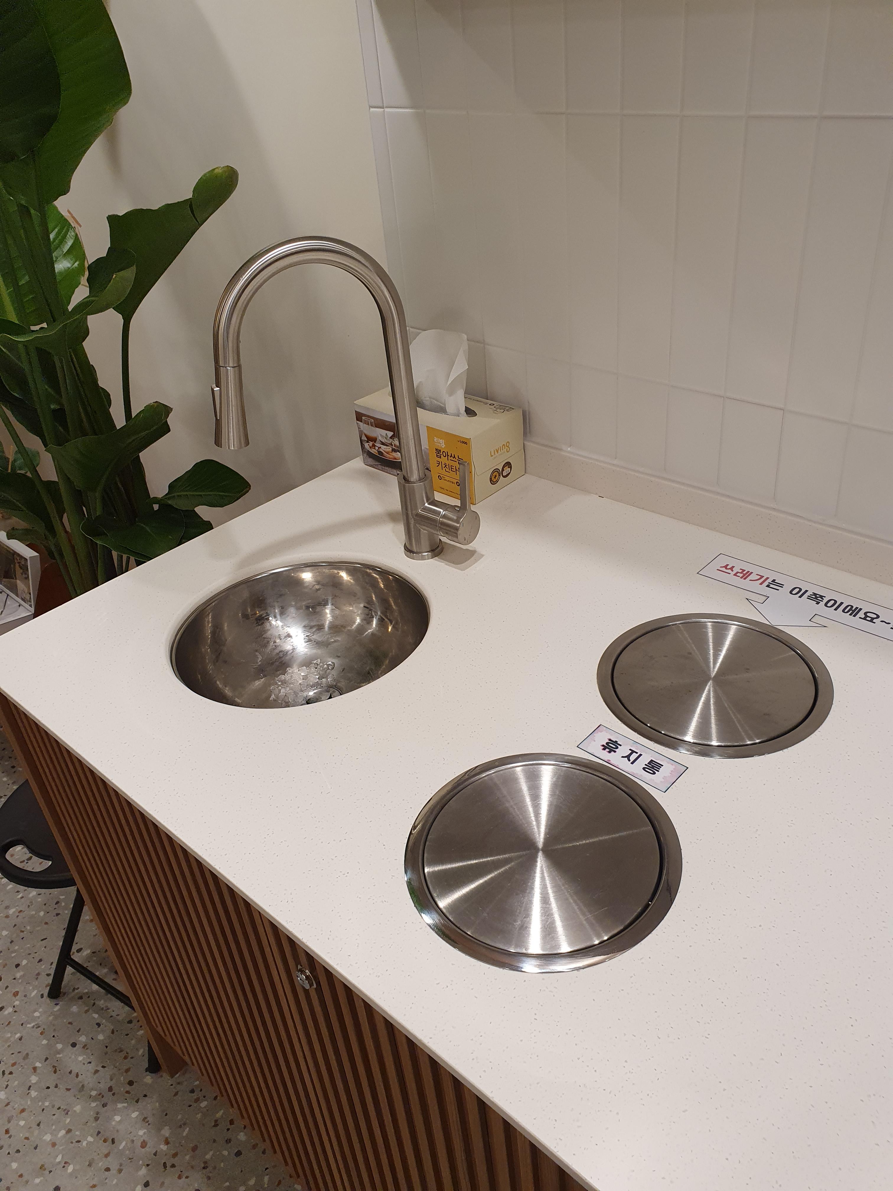 카페인 24 무인카페 쓰레기통