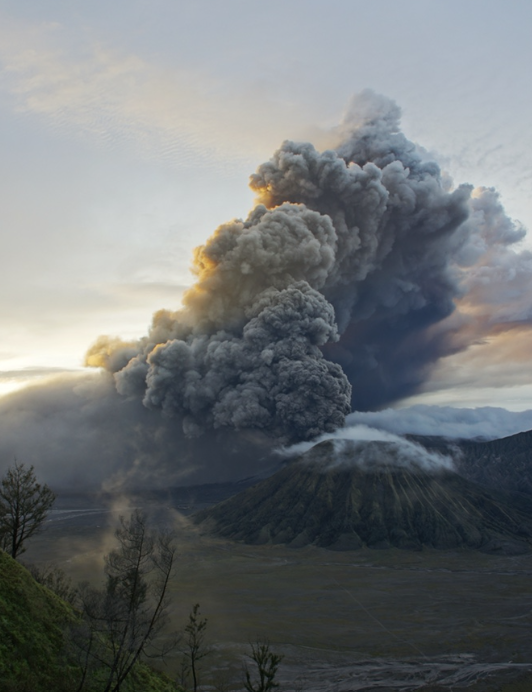 브로모 화산의 분화 장면