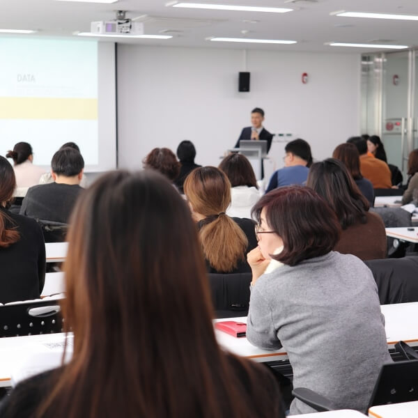 강의실에서-배우는-사람들-사진