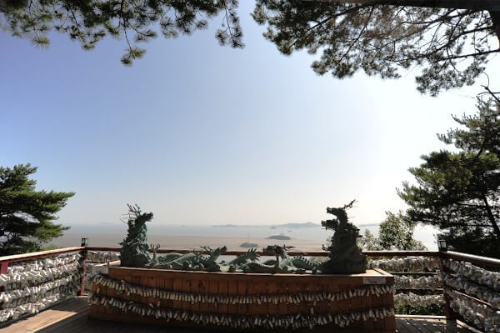 마애관음좌상이 바라보는 방향으로 시선을 옮기면 올망졸망한 섬들