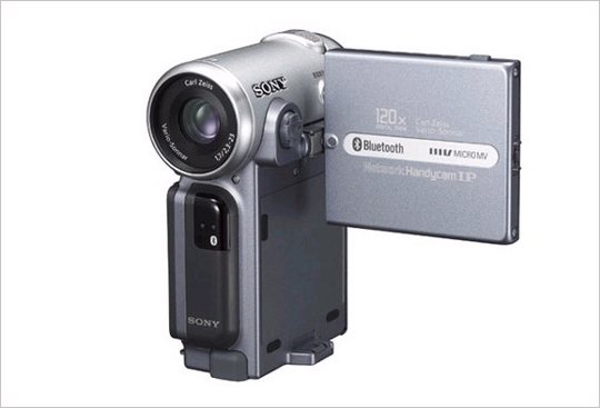 DCR-IP7 최초의 마이크로 MV 포맷 캠코더. 세계에서 가장 작고 가벼운 시리즈. 680만 화소 CCD