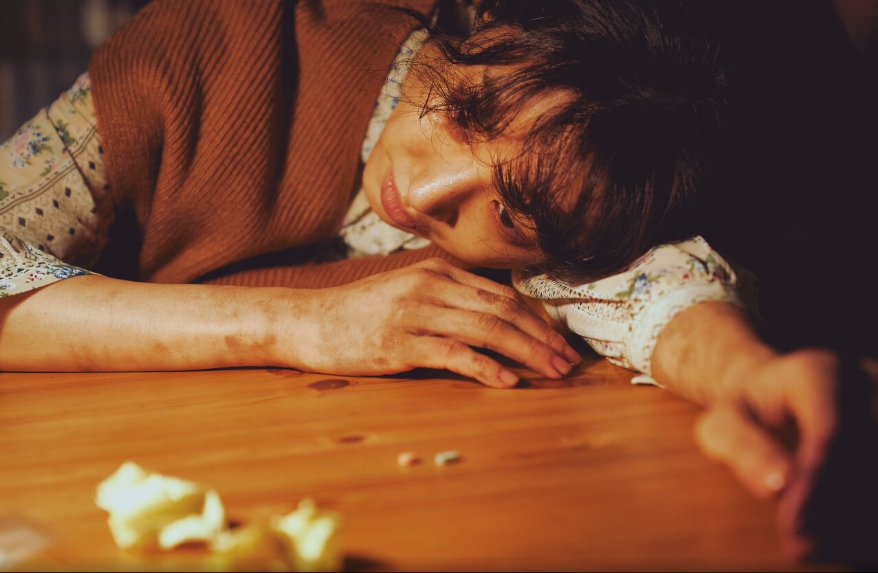 하얀 차를 탄 여자