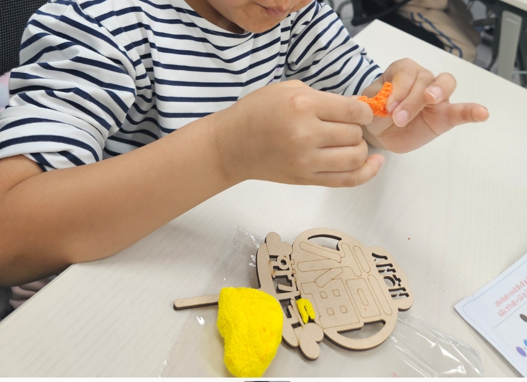 구미 과학관 폼글레이 만들기 체험 고사리 손으로 조물조물 만드는 중