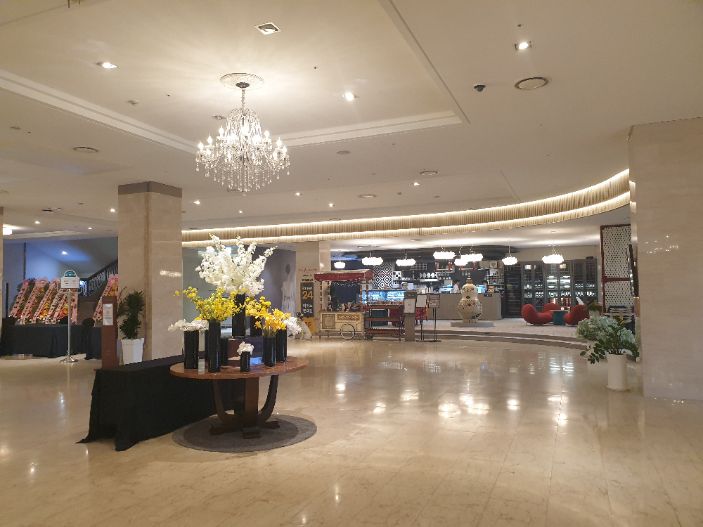 대리석 바닥과 흰 천정 넓은 공간이 인상적이다.