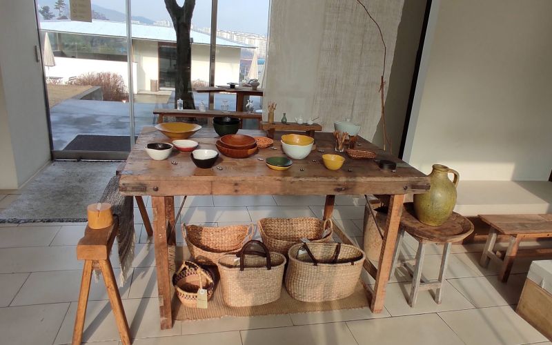 원목으로된 고재 테이블 위로 그릇들을 판매