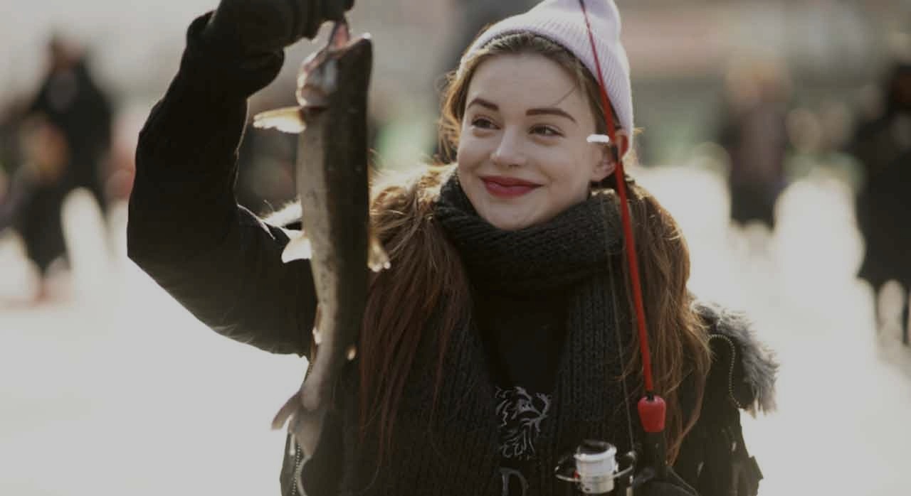 산천어 얼음낚시를 체험하는 외국인 관광객의 모습이다. [ⓒ한국관광공사]