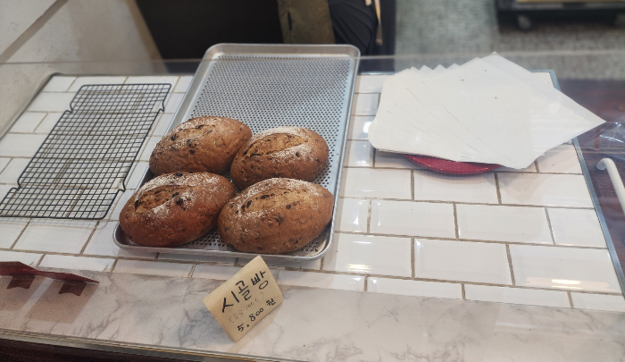 시골빵 네 개만 남아있는 상태