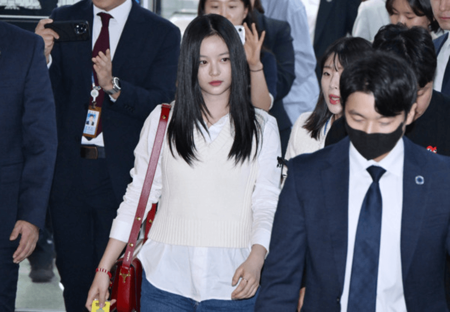 하니-흰색블라우스-빨간색가방