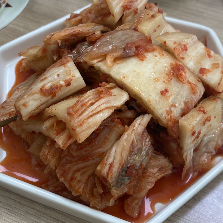 하얀-접시에-담긴-배추-김치-모습