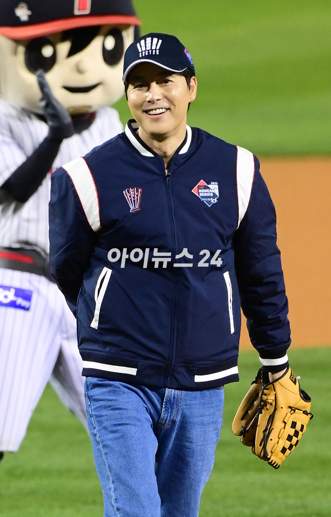 배우 정우성이 8일 오후 서울 잠실야구장에서 열린 '2023 프로야구 KBO리그' 포스트시즌 한국시리즈 2차전 LG 트윈스와 kt 위즈의 경기에서 시구자로 참석하고 있다. [사진=정소희 기자]