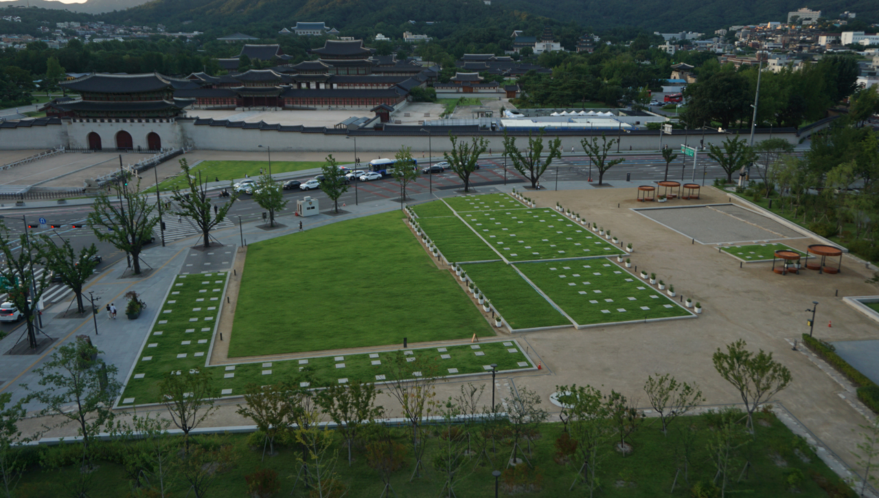대한민국역사박물관 옥상에서 아래를 내려다 본 모습이다