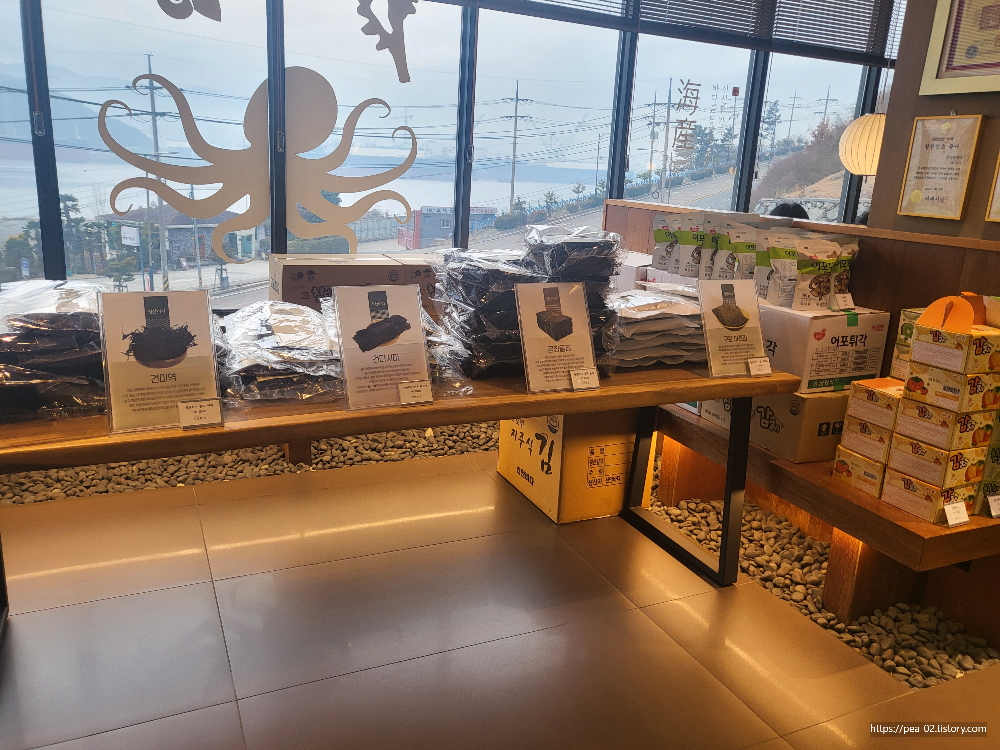 하선장 해물솥밥&middot;만선호 해물칼국수 미역과 김&amp;#44; 어포튀각 파는 진열대