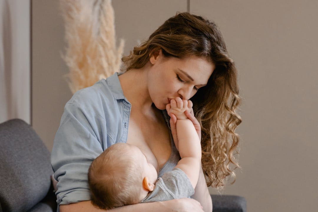 수유 중인 엄마와 아기, 출생 후 60일 이내 신청 중요성을 상징하는 장면