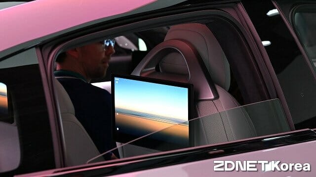 뒷 좌석 승객용 대형 인포테인먼트 화면을 갖췄다.