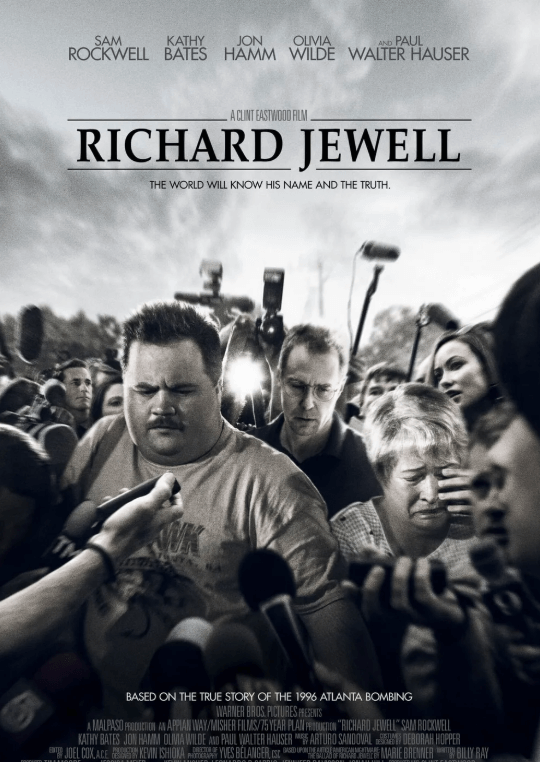 영화 리차드 쥬얼 포스터. 많은 기자들과 카메라 속에서 주인공과 어머니가 다급히 걸음을 옮기고 있다. 어머니는 슬픈 얼굴을 하고 있다.