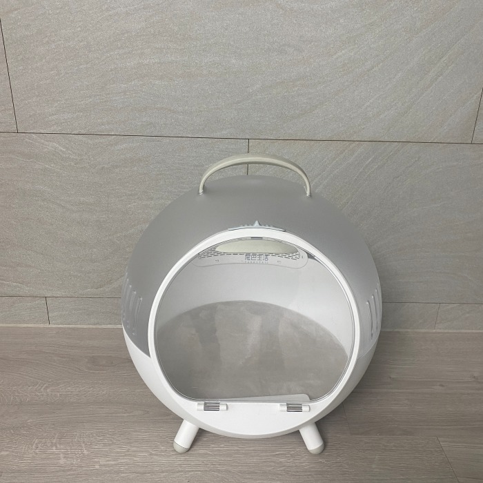 투명한 원형 케이스의 고양이 이동장