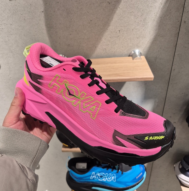 호카 마파테 5 핑크 블랙 색상, 맥시멀 쿠션 트레일 러닝화