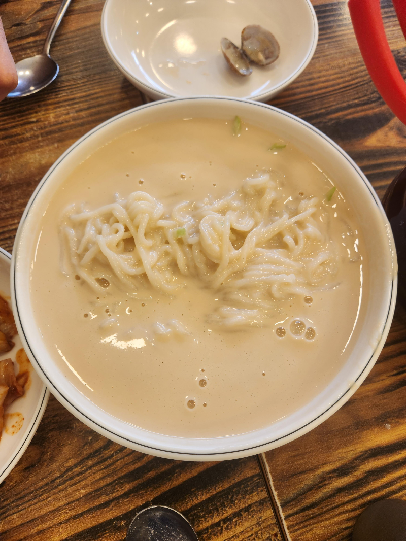 생각보다 맛있는집 콩국수