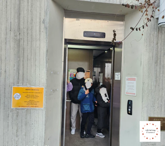 카페낙타-엘리베이터 탑승