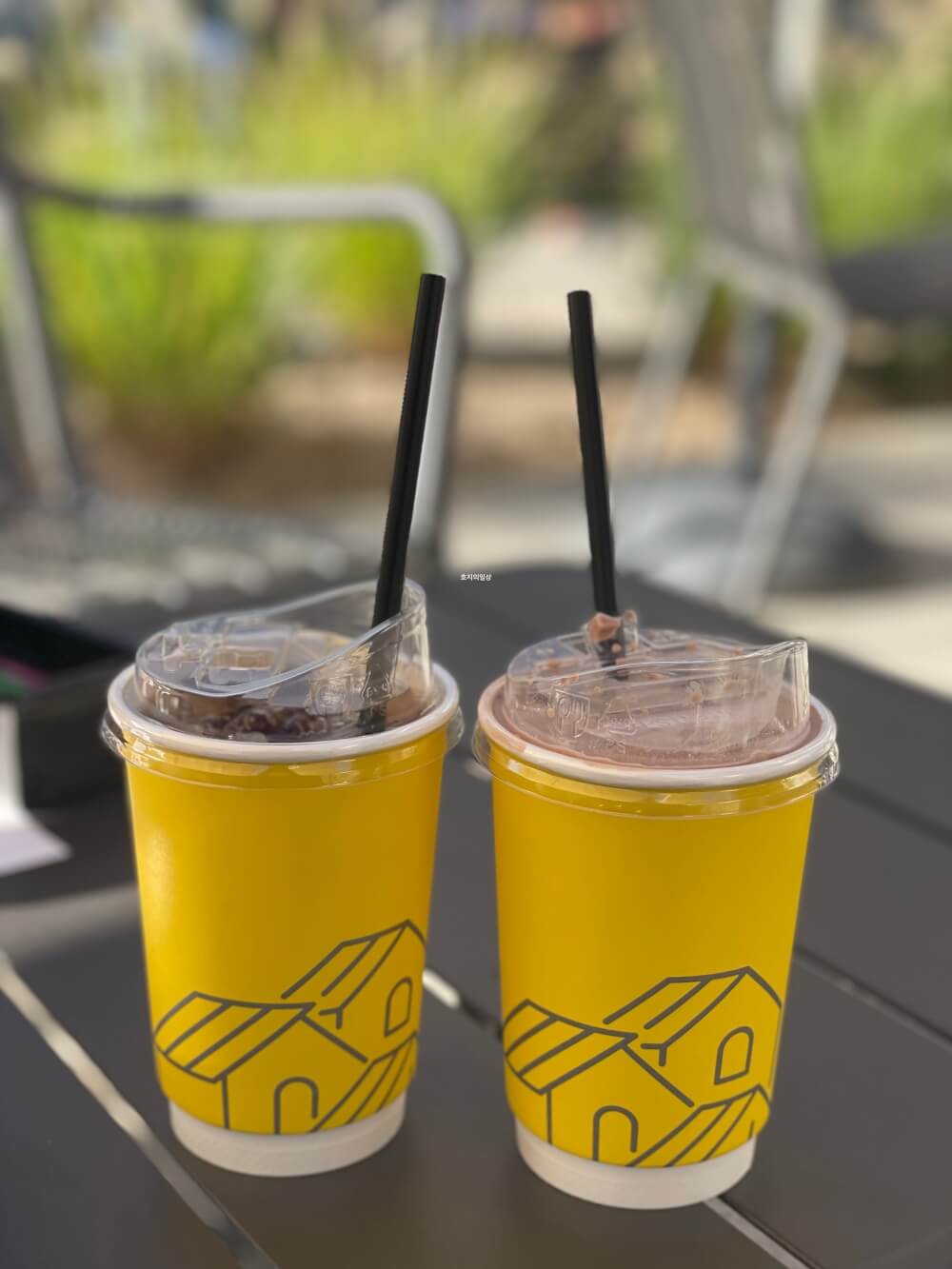 카페 어 로프 슬라이스 피스 - 야외 테이블 위 커피