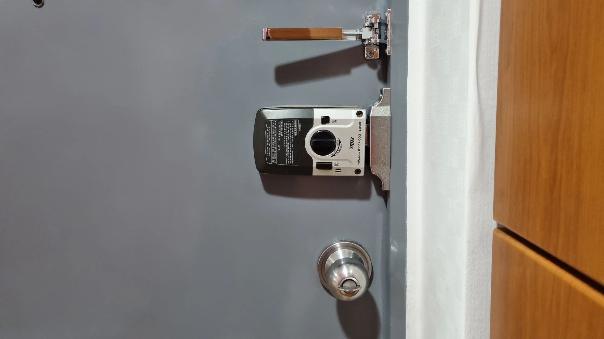 현관문 안쪽 장치들