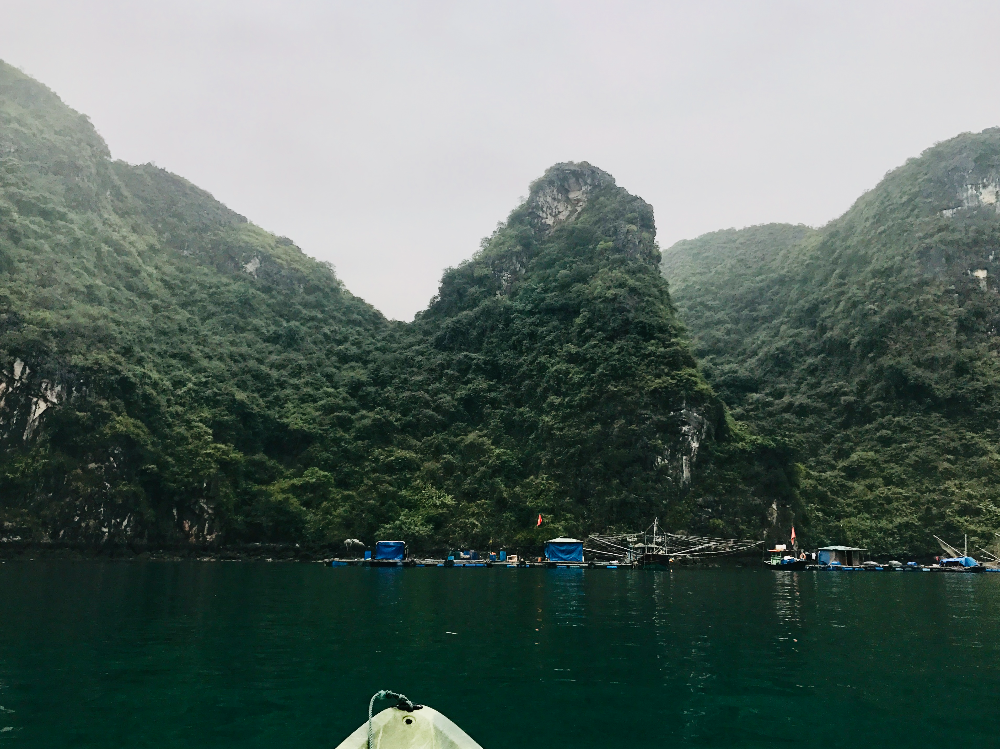 하롱베이 카누위에서 본 마을 풍경
