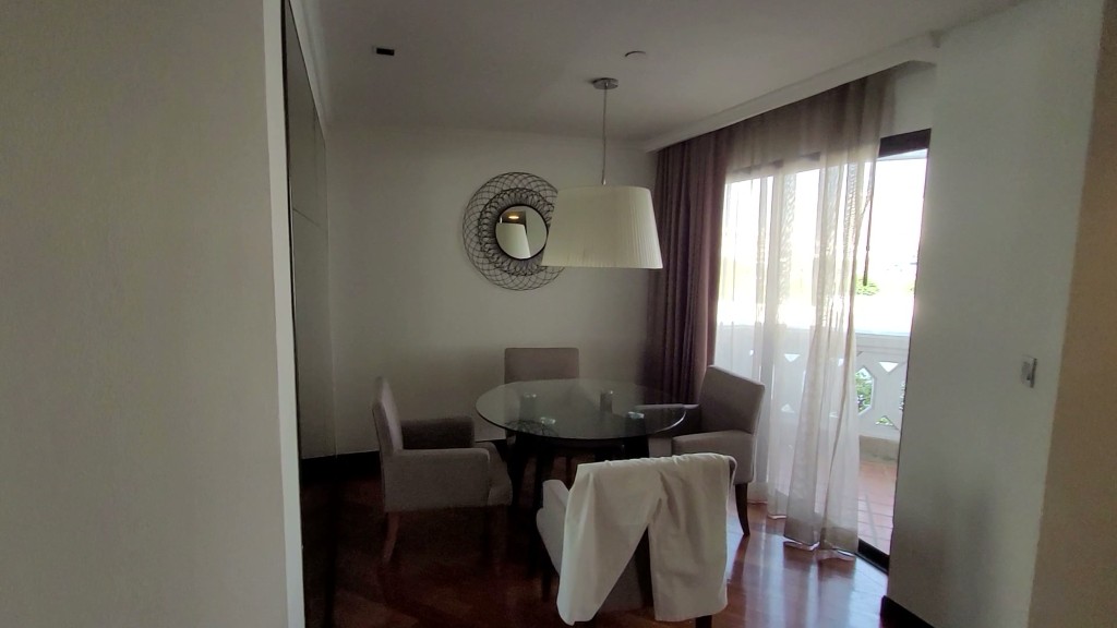 아난타라 리버사이드 주니어 스위트 식탁