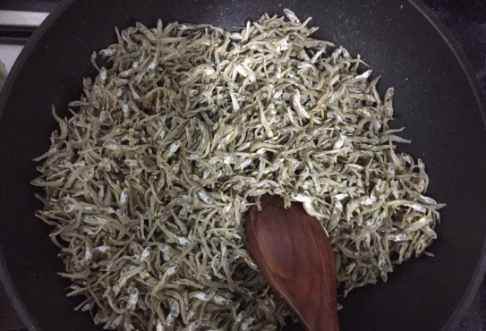 멸치볶음 만드는법 : 멸치 볶기