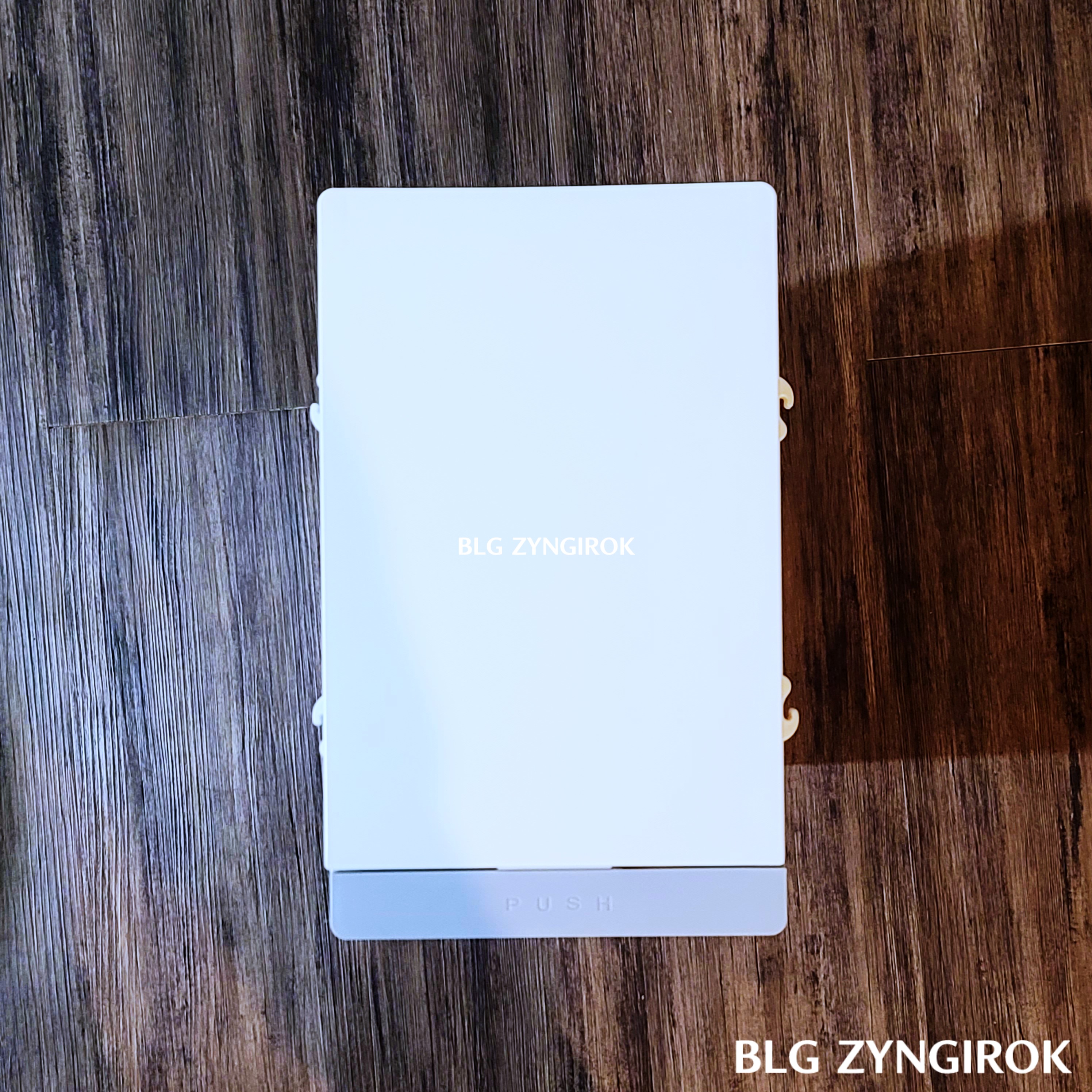 휴지통-윗면의-모습이다.-양옆에-파도-모양의-고리가-한쪽에-2개씩-위치해-있다.