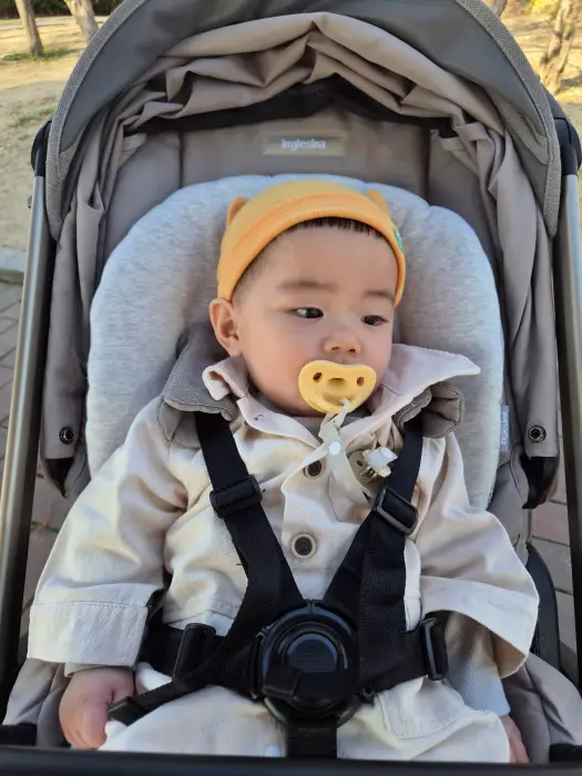 물려받은 모자와 베이지 바디수트