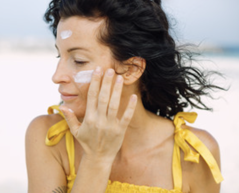 선크림-바르는-양