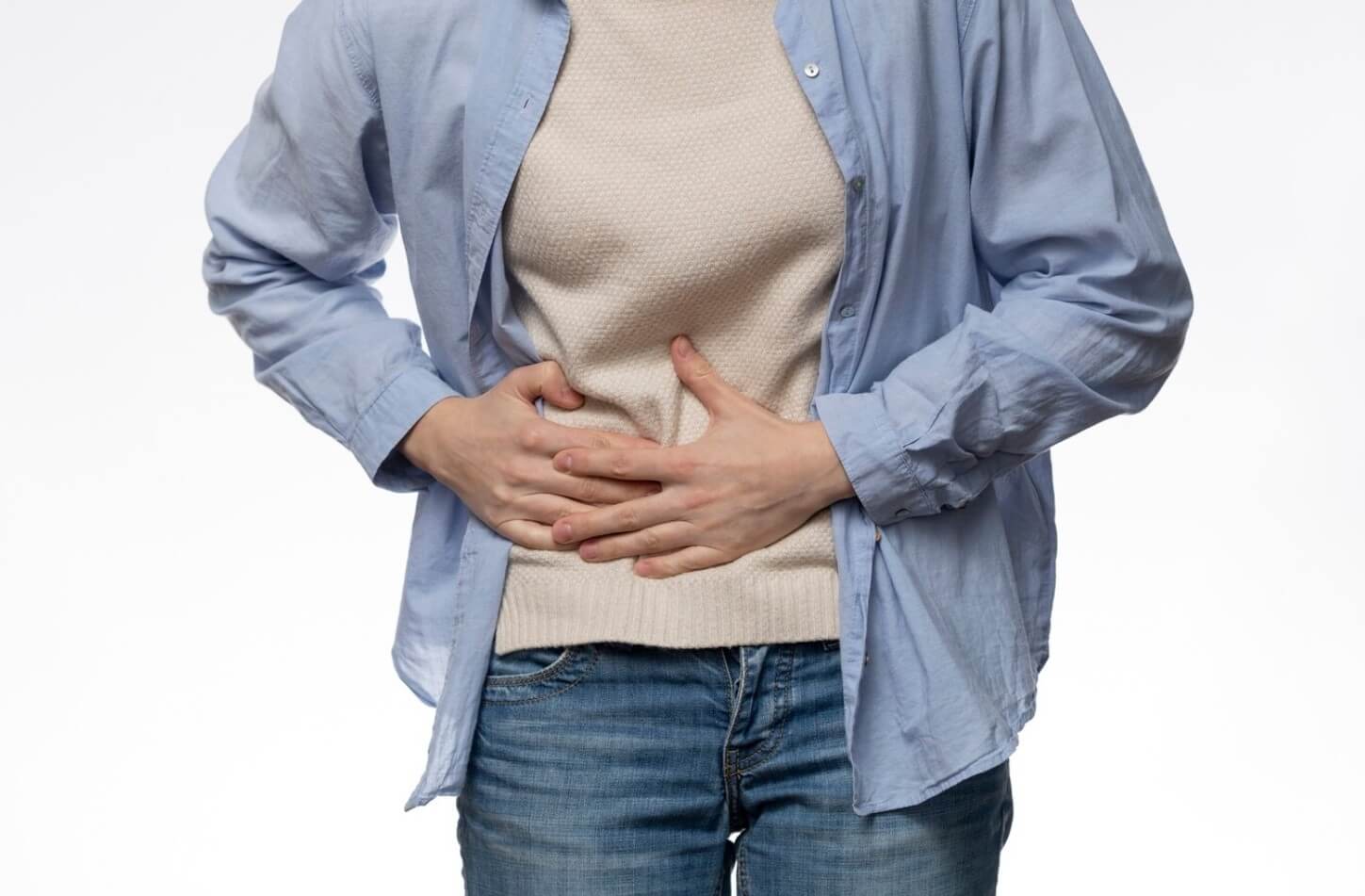 아픈 배를 잡고 있는 모습