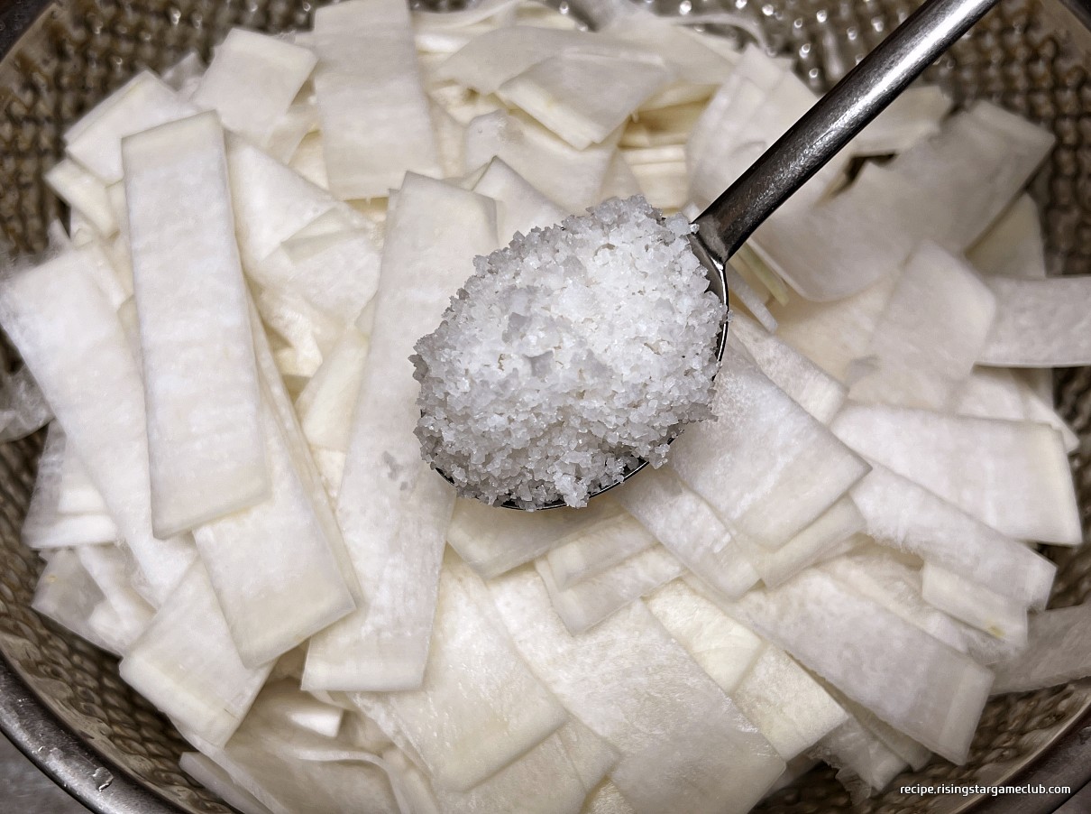 냉면 고명용 무를 절이기 위해서 소금을 넣는 사진