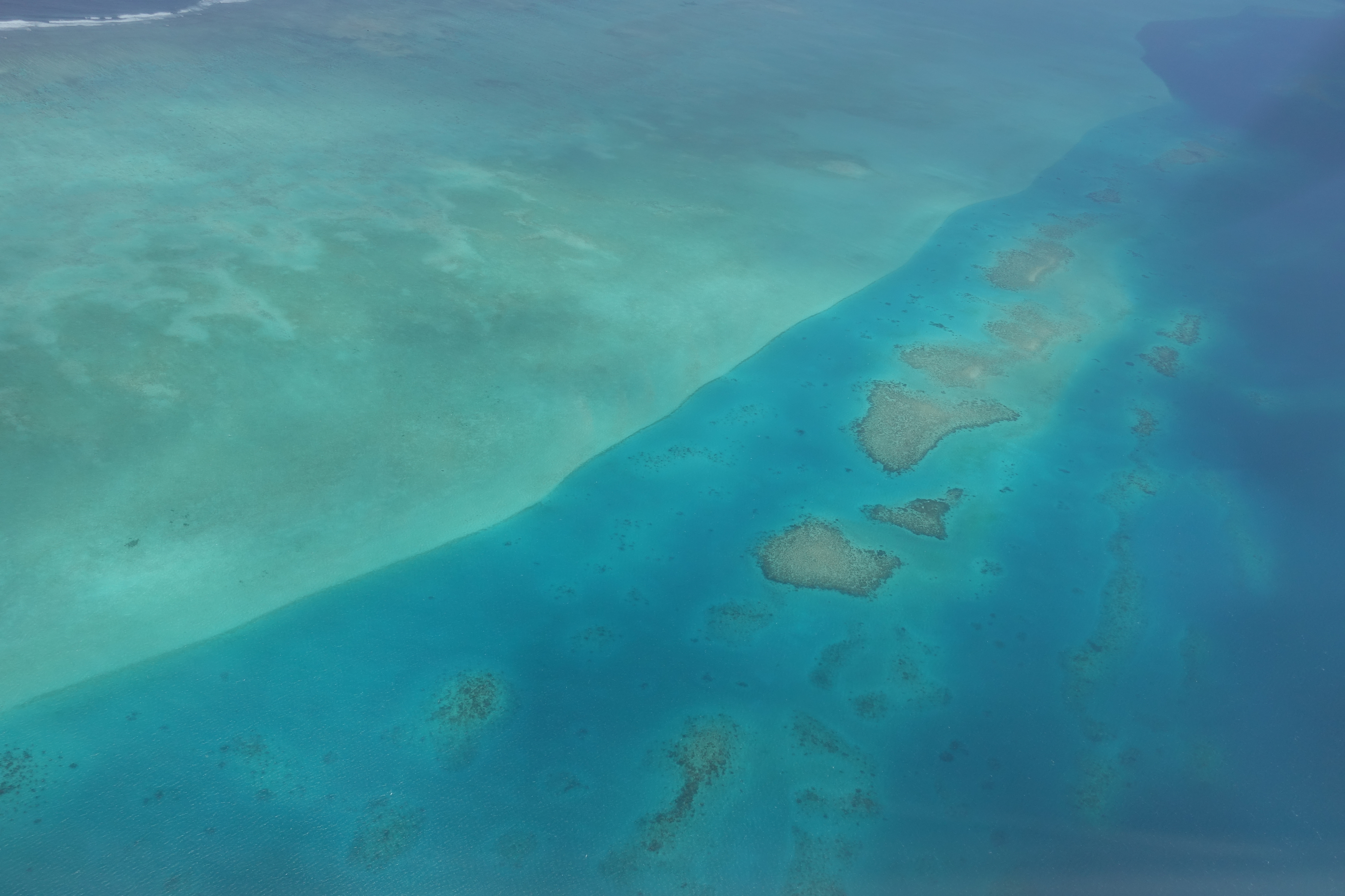 피지의 에메랄드 빛 바다