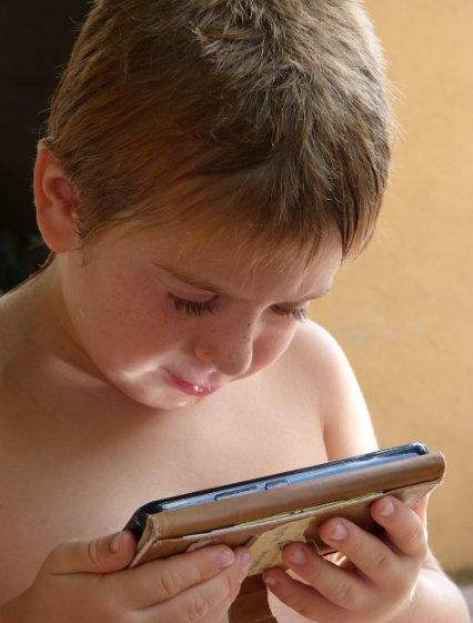 디지털 시대의 육아: 스크린 타임과 미디어 교육