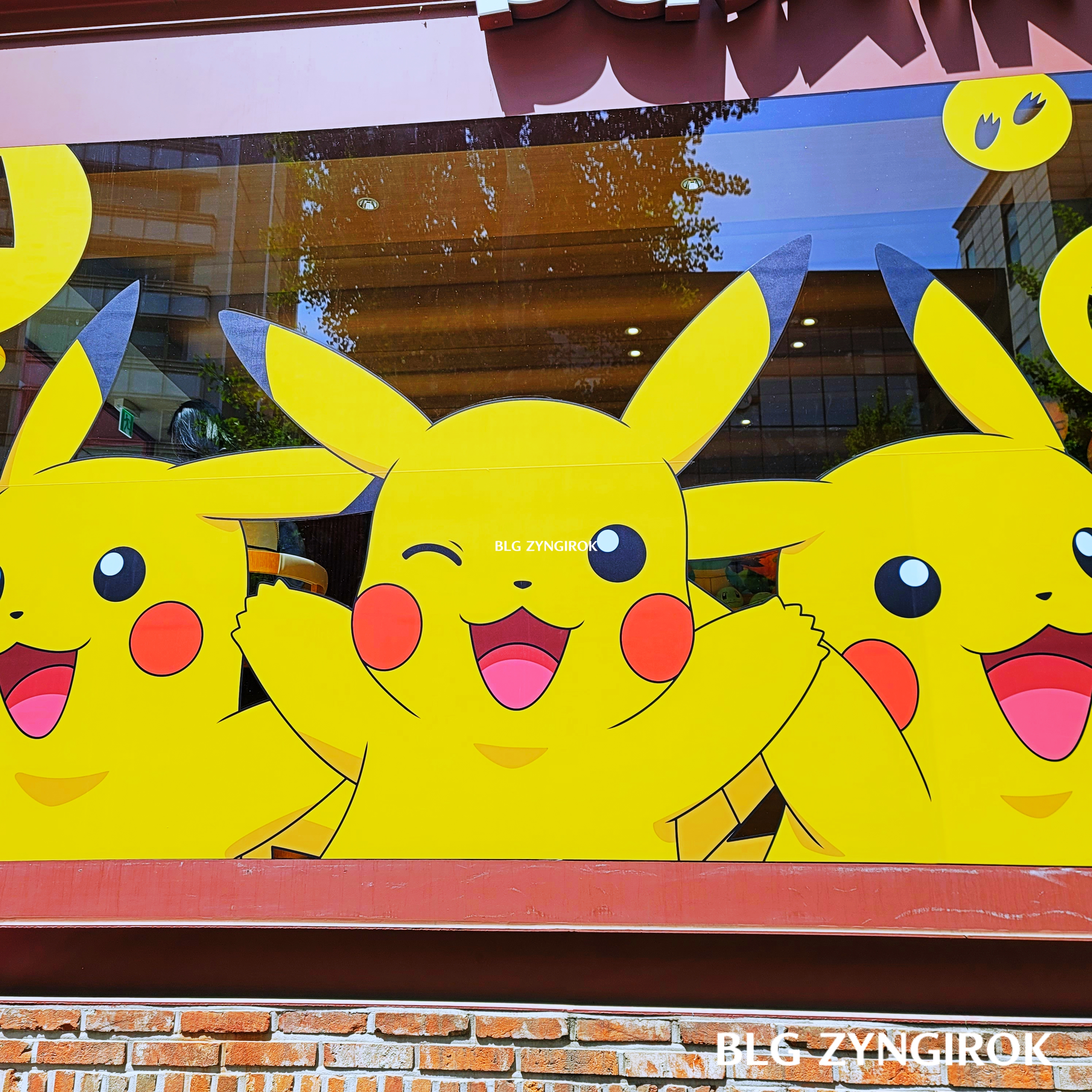 한남-베스킨라빈스-hive-외벽-피카츄-장식들이다.