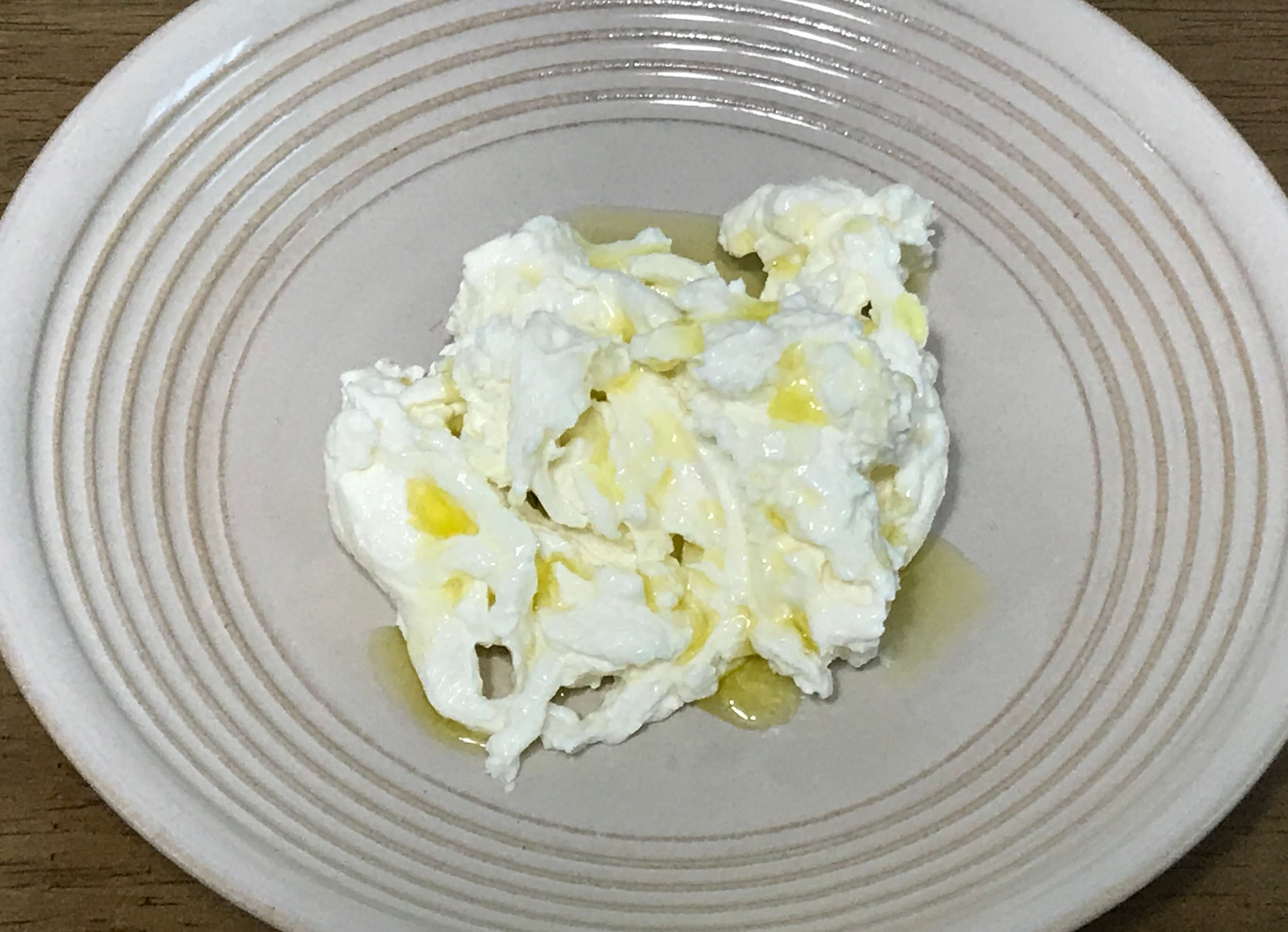 치즈에 올리브오일 뿌린 것