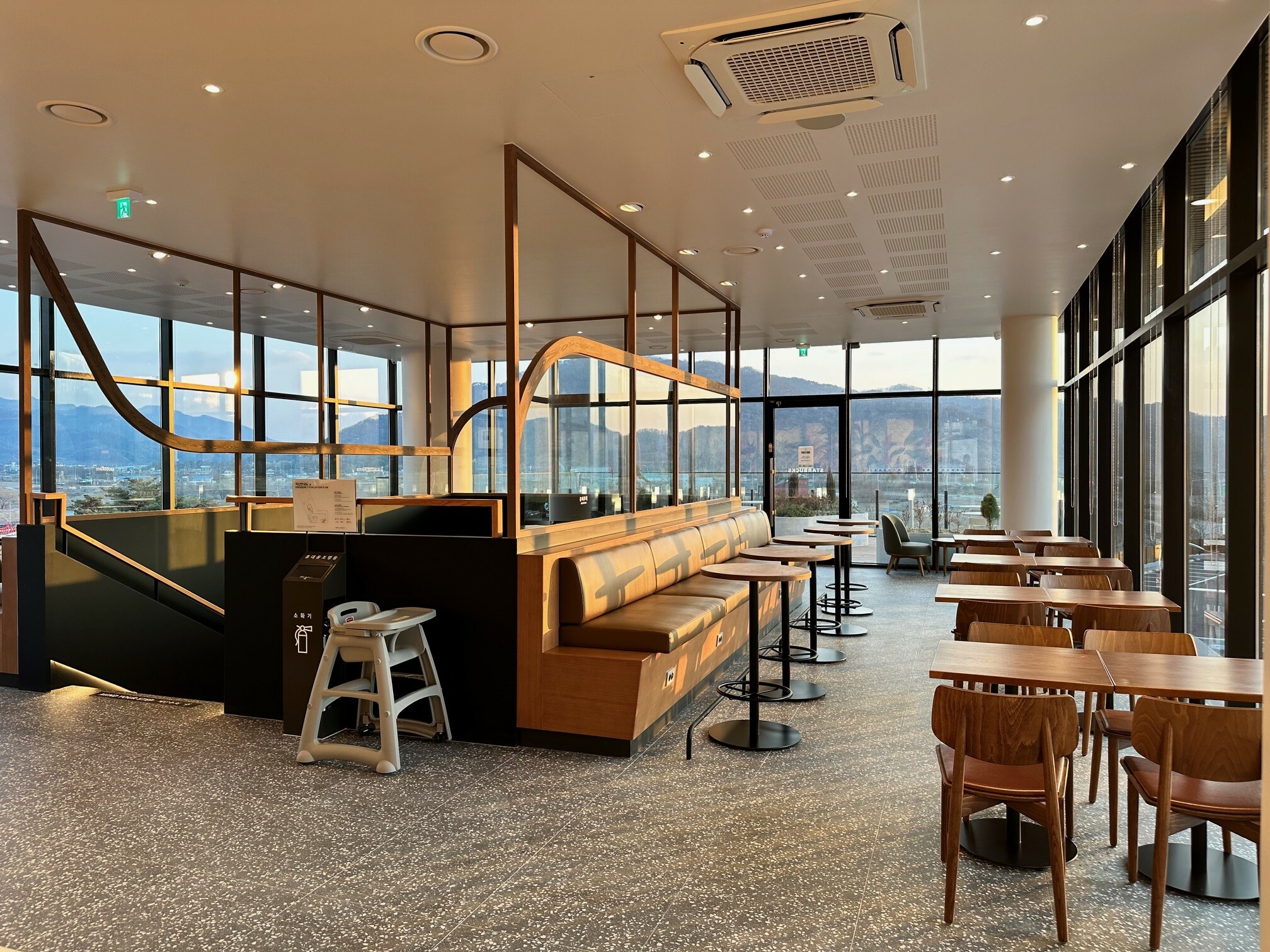 스타벅스 연천전곡DT점 2층 매장 출처: 스타벅스 공식홈페이지