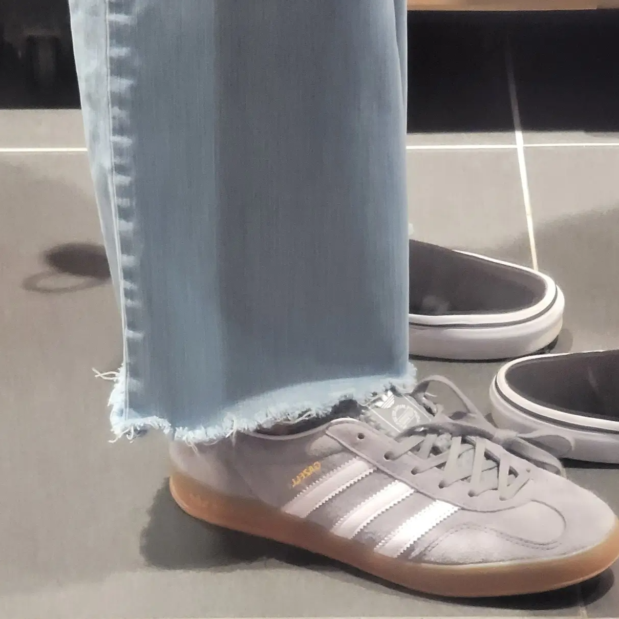 아이다스 가젤 인도어 그레이 착용