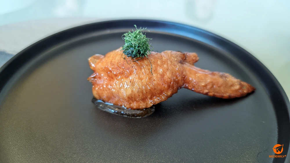 통통하게 속을 채우 닭날개구이