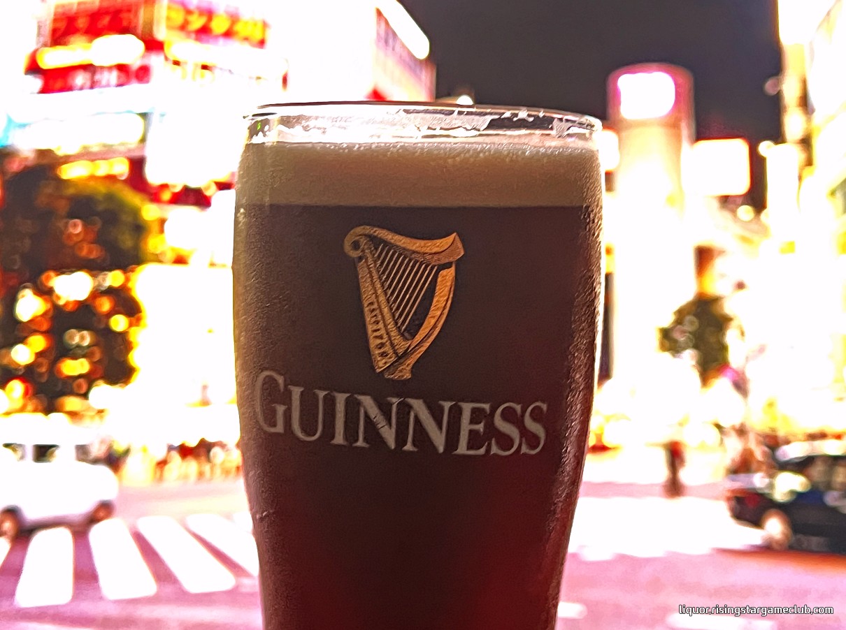 기네스 콜드브루 커피 맥주(GUINNESS Cold Brew Coffee Beer)를 즐기는 사진